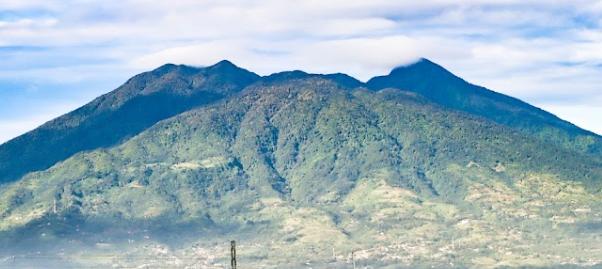 Mengenal Lebih Dekat Gunung Salak: Keindahan dan Tantangan Petualangan di Jantung Jawa Barat