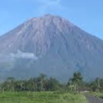 Gunung Semeru: Puncak Tertinggi di Pulau Jawa yang Menakjubkan