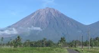 Gunung Semeru: Puncak Tertinggi di Pulau Jawa yang Menakjubkan